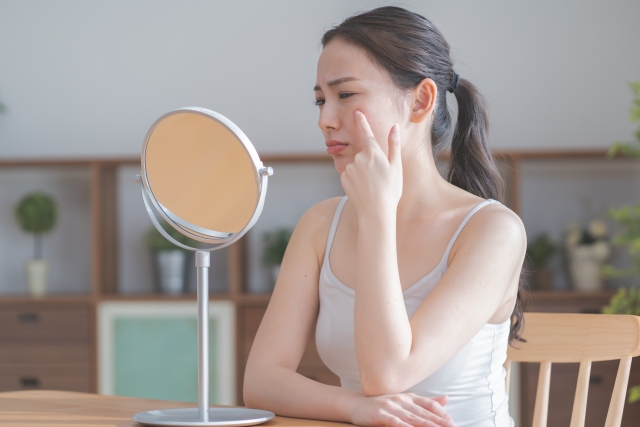 急なゆらぎ肌に悩む女性