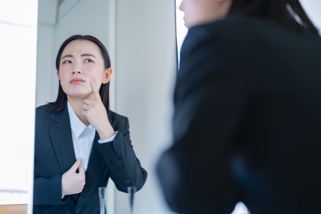 肌荒れに悩む女性